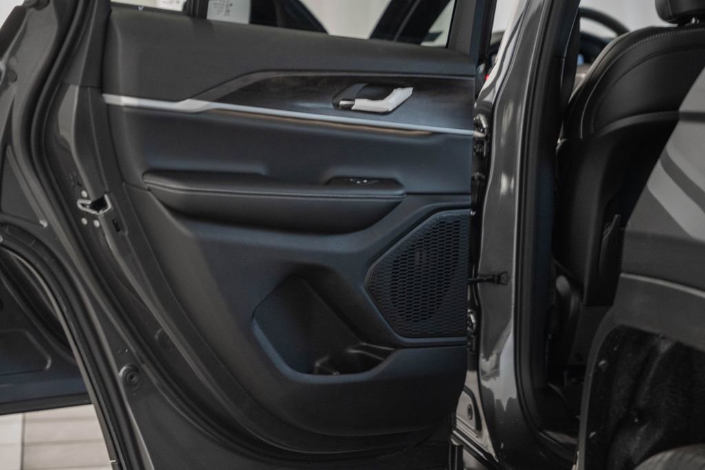 New 2025 Jeep Grand Cherokee Limited image 37