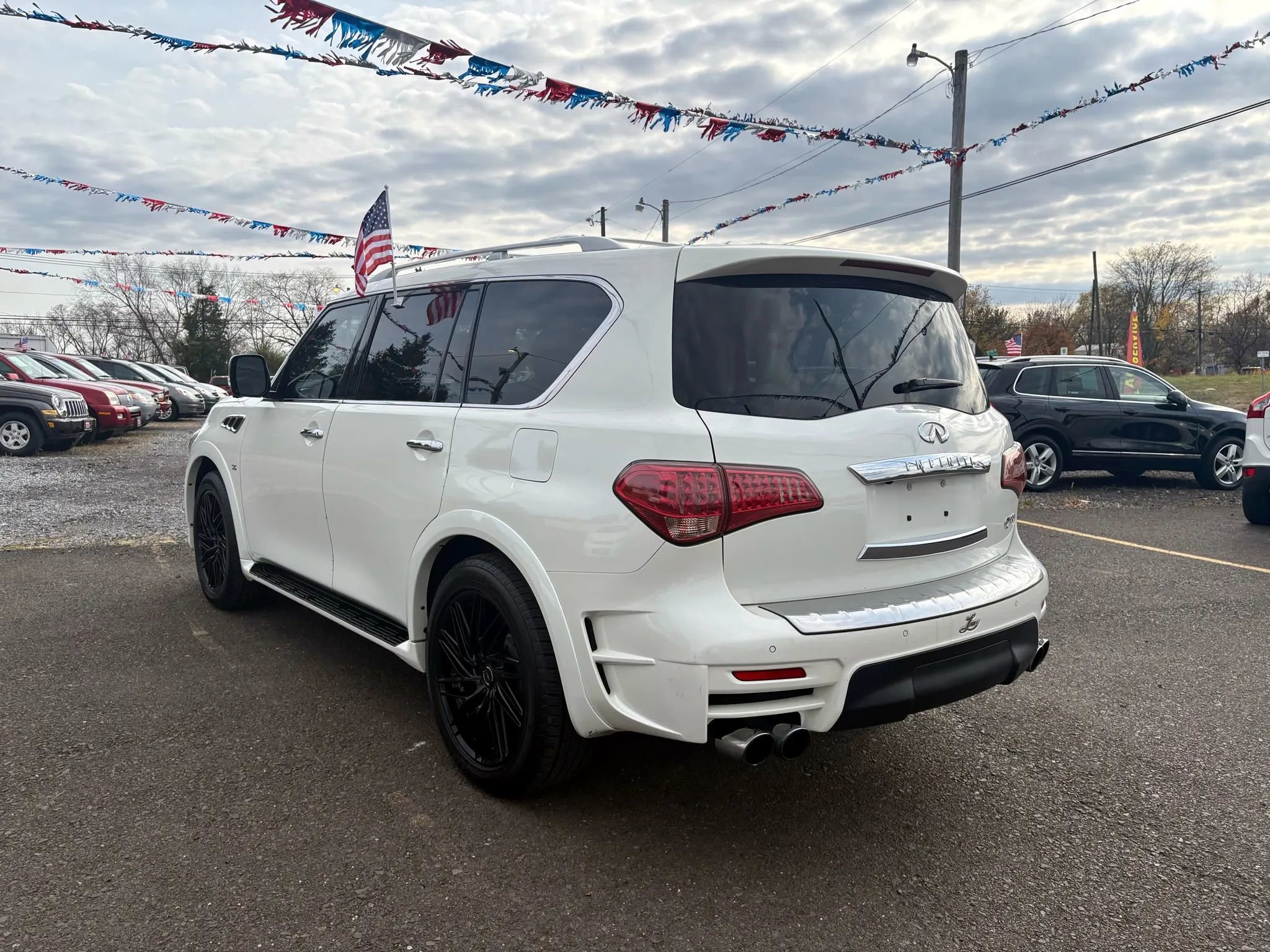 Used 2016 INFINITI QX80 4WD w/ Deluxe Technology Package image 3