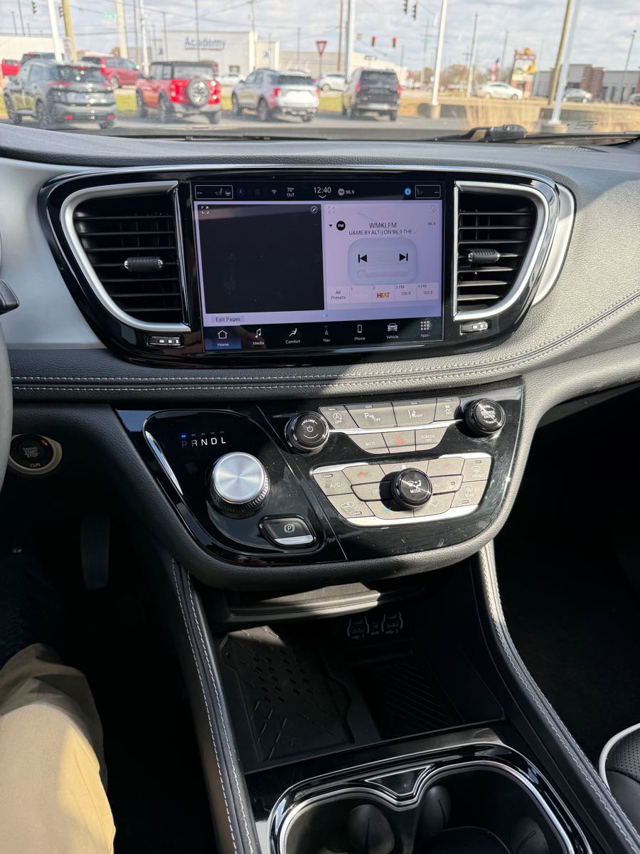Used 2025 Chrysler Pacifica Limited image 18
