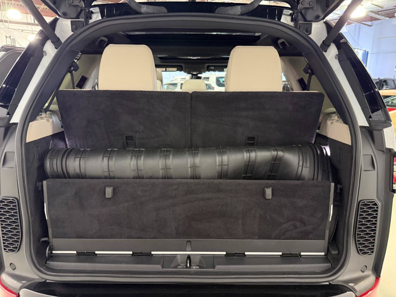 Used 2020 Land Rover Discovery Landmark AWD/4WD image 32