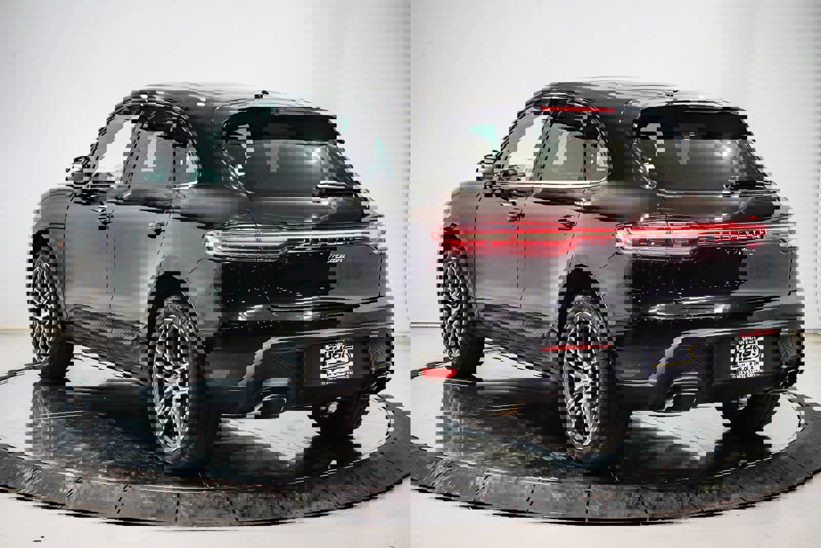 Used 2024 Porsche Macan image 2