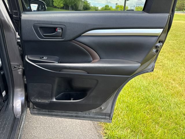Used 2019 Toyota Highlander Plus AWD/4WD image 16