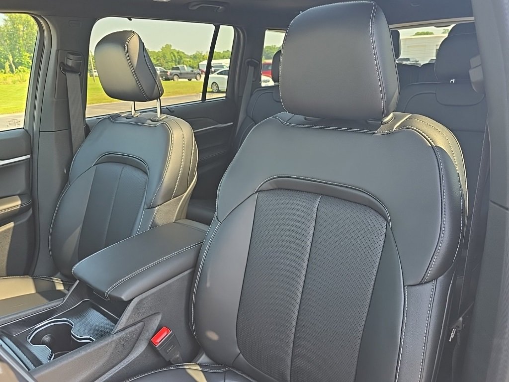 New 2025 Jeep Grand Cherokee L Limited w/ Luxury Tech Group II image 18