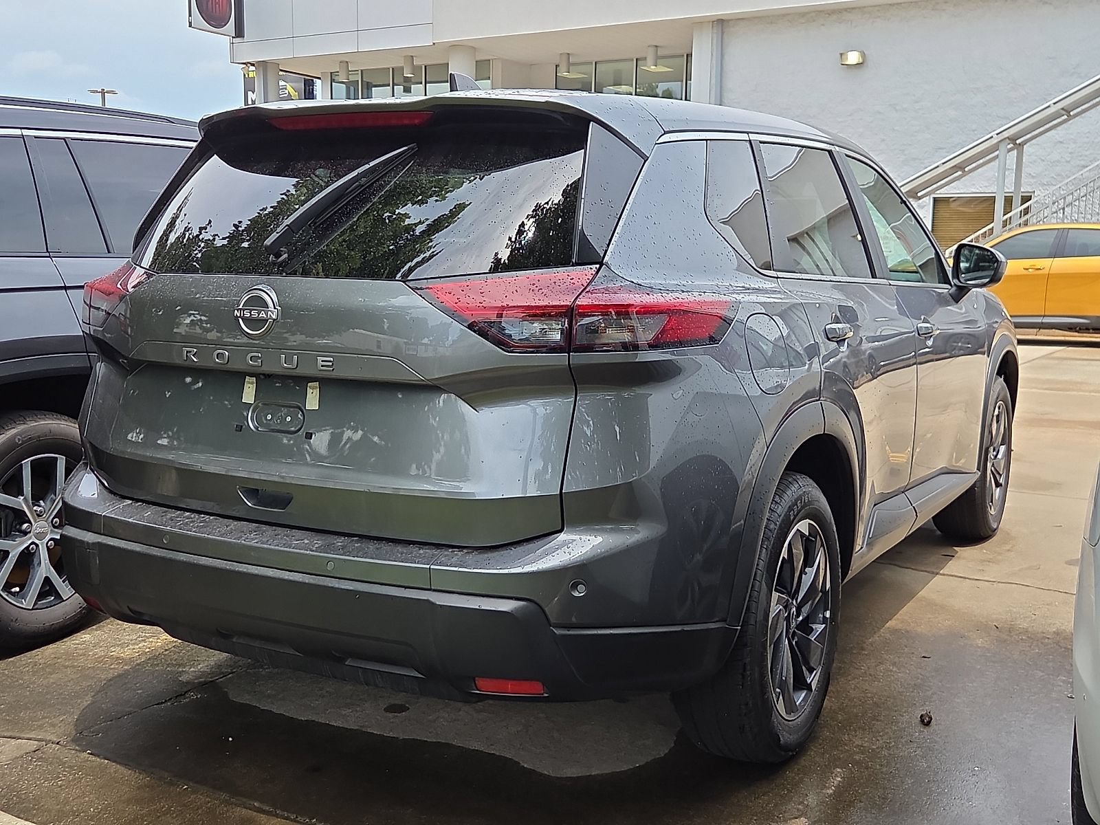 Used 2025 Nissan Rogue SV FWD image 4