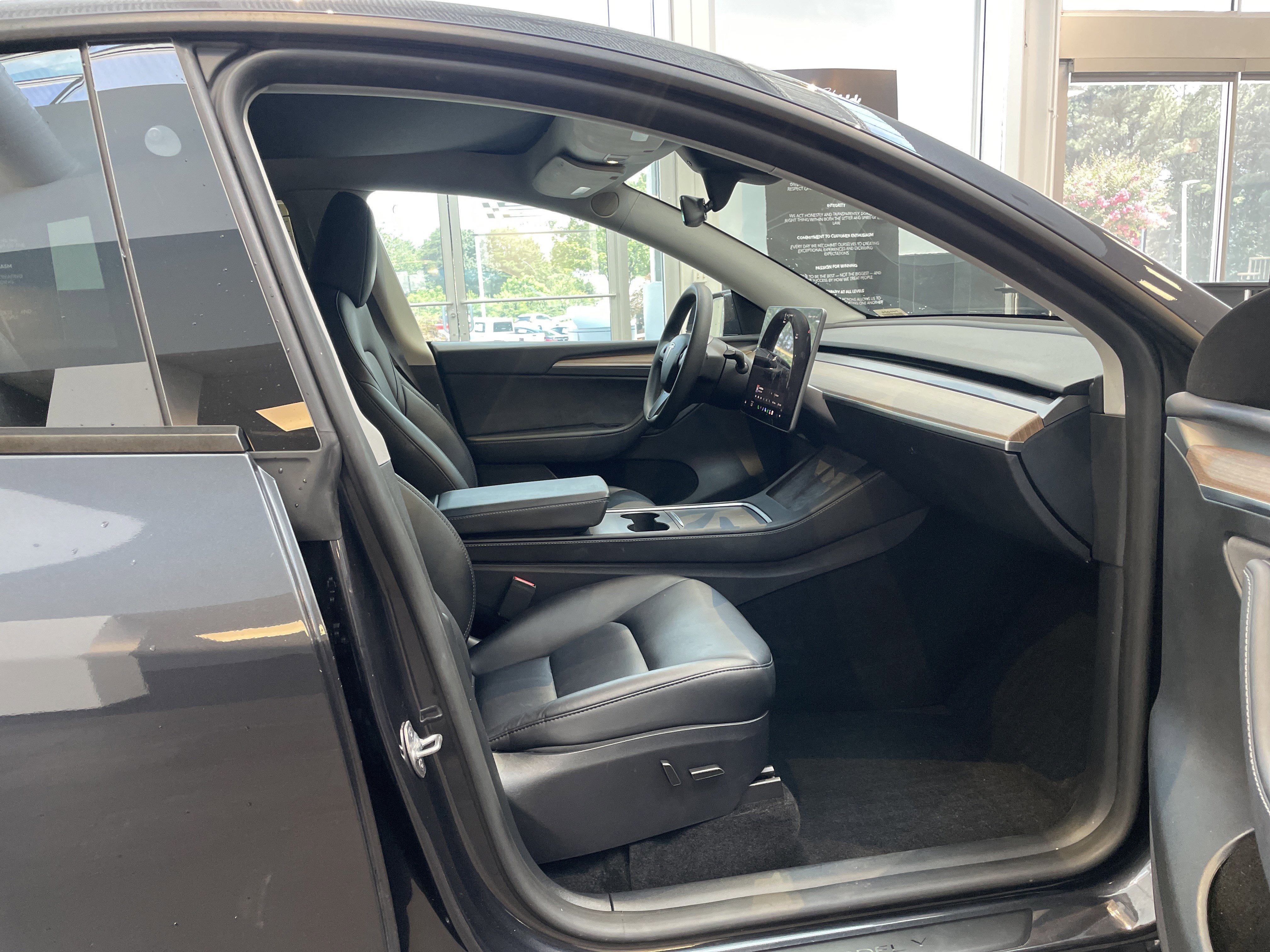 Used 2025 Tesla Model Y Long Range AWD/4WD image 36