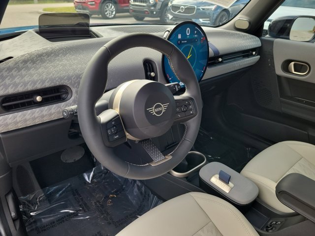 Used 2025 MINI Cooper 2-Door Hardtop image 2