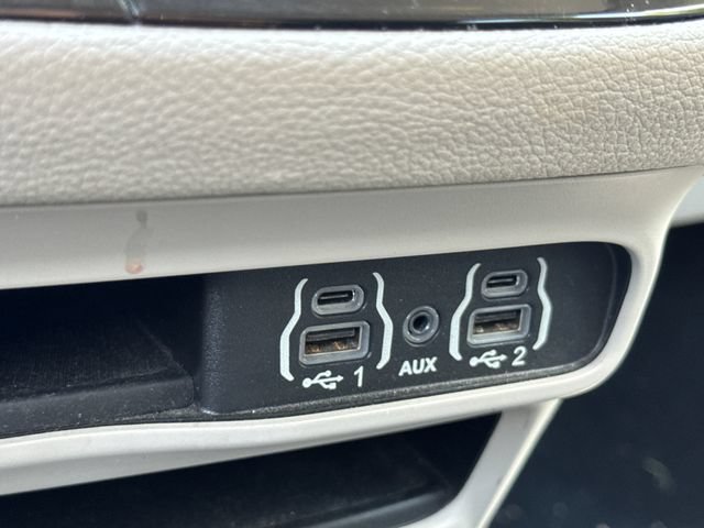 Used 2021 Chrysler Pacifica Touring-L FWD image 25