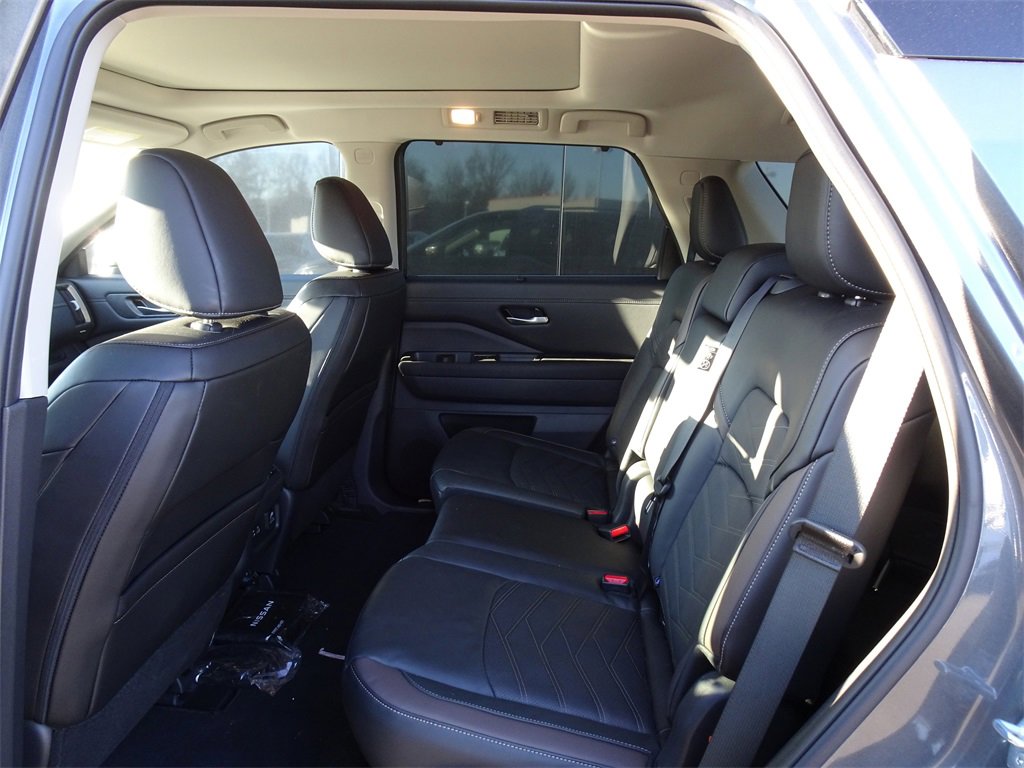 Used 2025 Nissan Pathfinder Platinum w/ Black Appearance Package image 6
