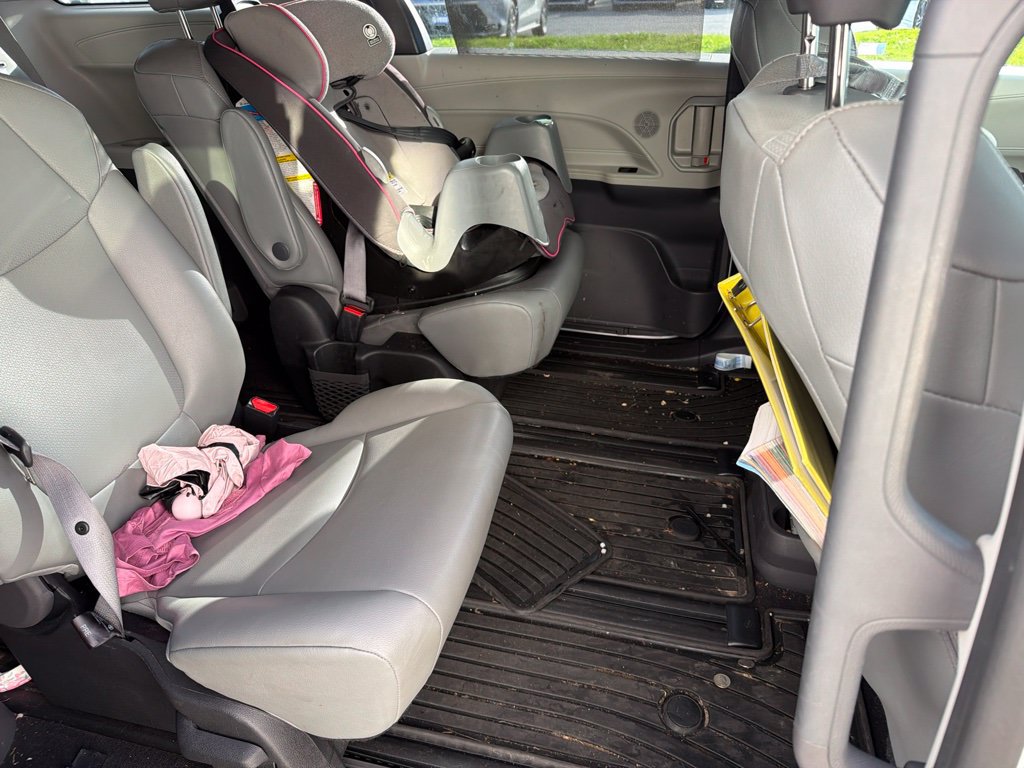 Used 2022 Toyota Sienna XLE FWD image 18