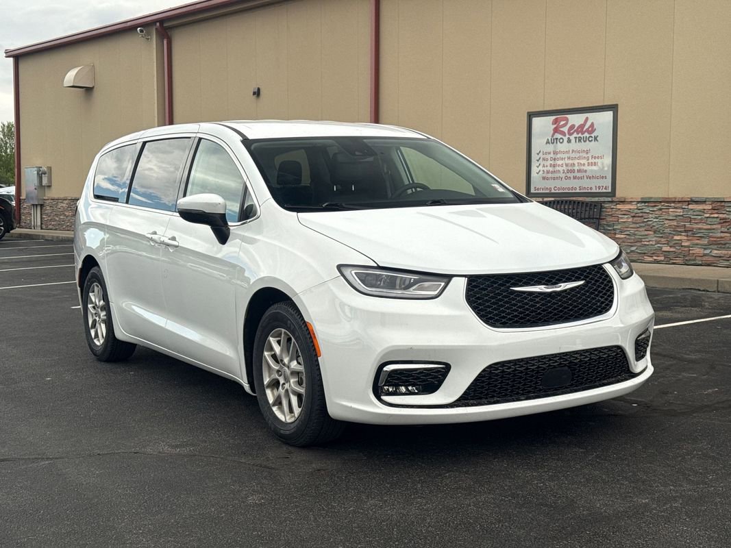 Used 2023 Chrysler Pacifica Touring-L FWD image 2
