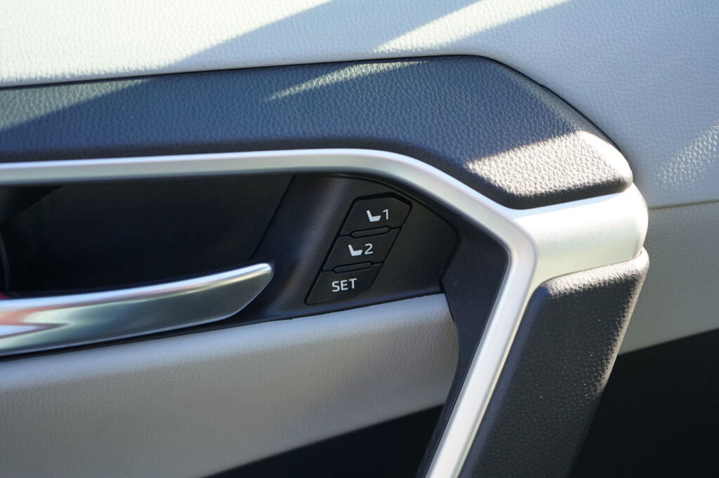 Used 2022 Toyota RAV4 XLE Premium image 12