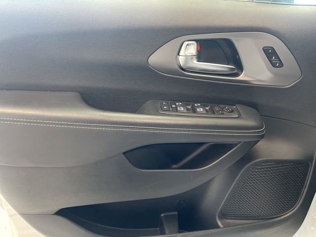 Used 2025 Chrysler Pacifica Select image 20