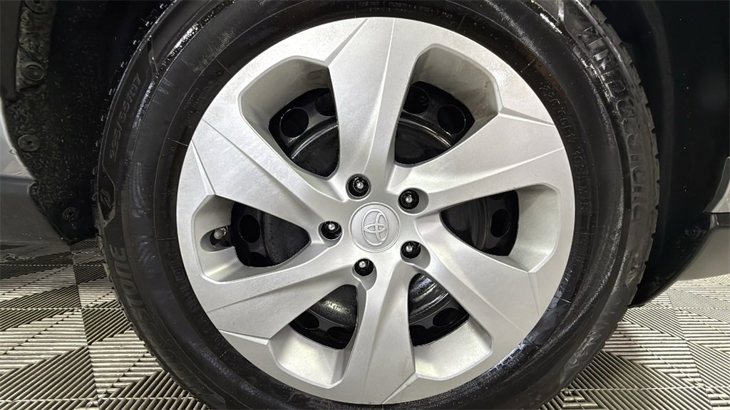 Used 2022 Toyota RAV4 LE image 32