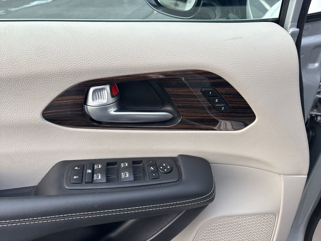 Used 2024 Chrysler Pacifica Limited FWD image 48