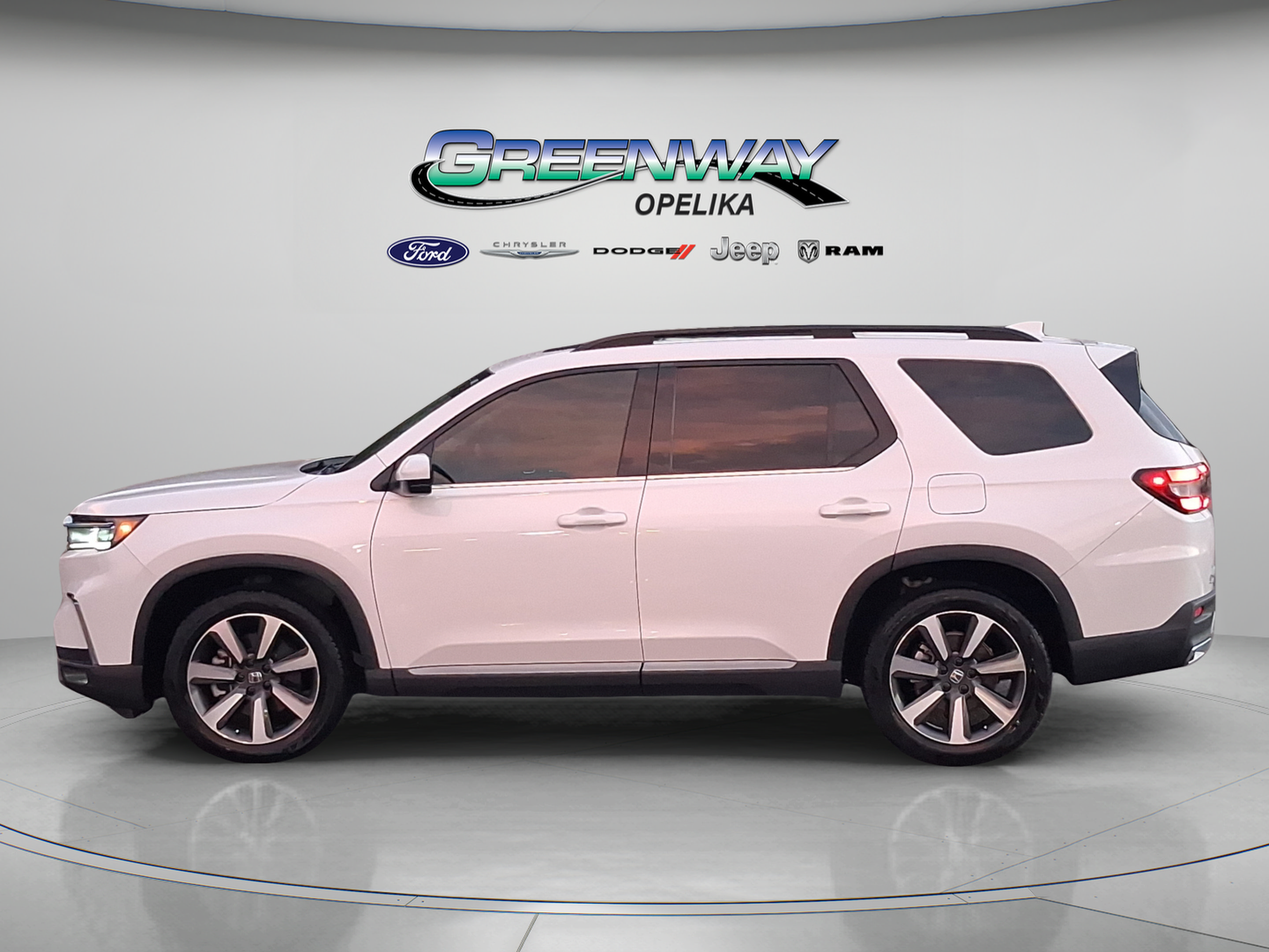 Used 2025 Honda Pilot Touring image 4