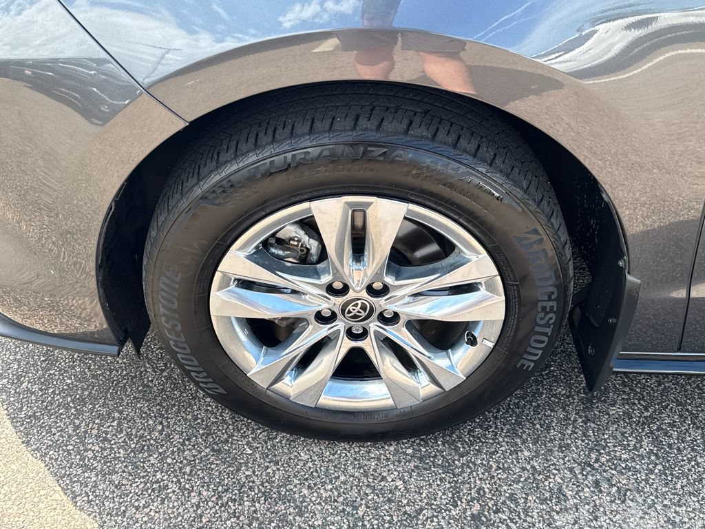 Used 2025 Toyota Sienna Limited AWD/4WD image 39