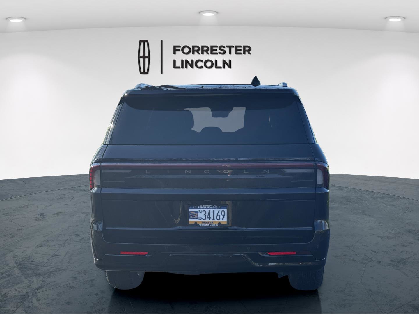 Used 2025 Lincoln Navigator Reserve AWD/4WD image 6