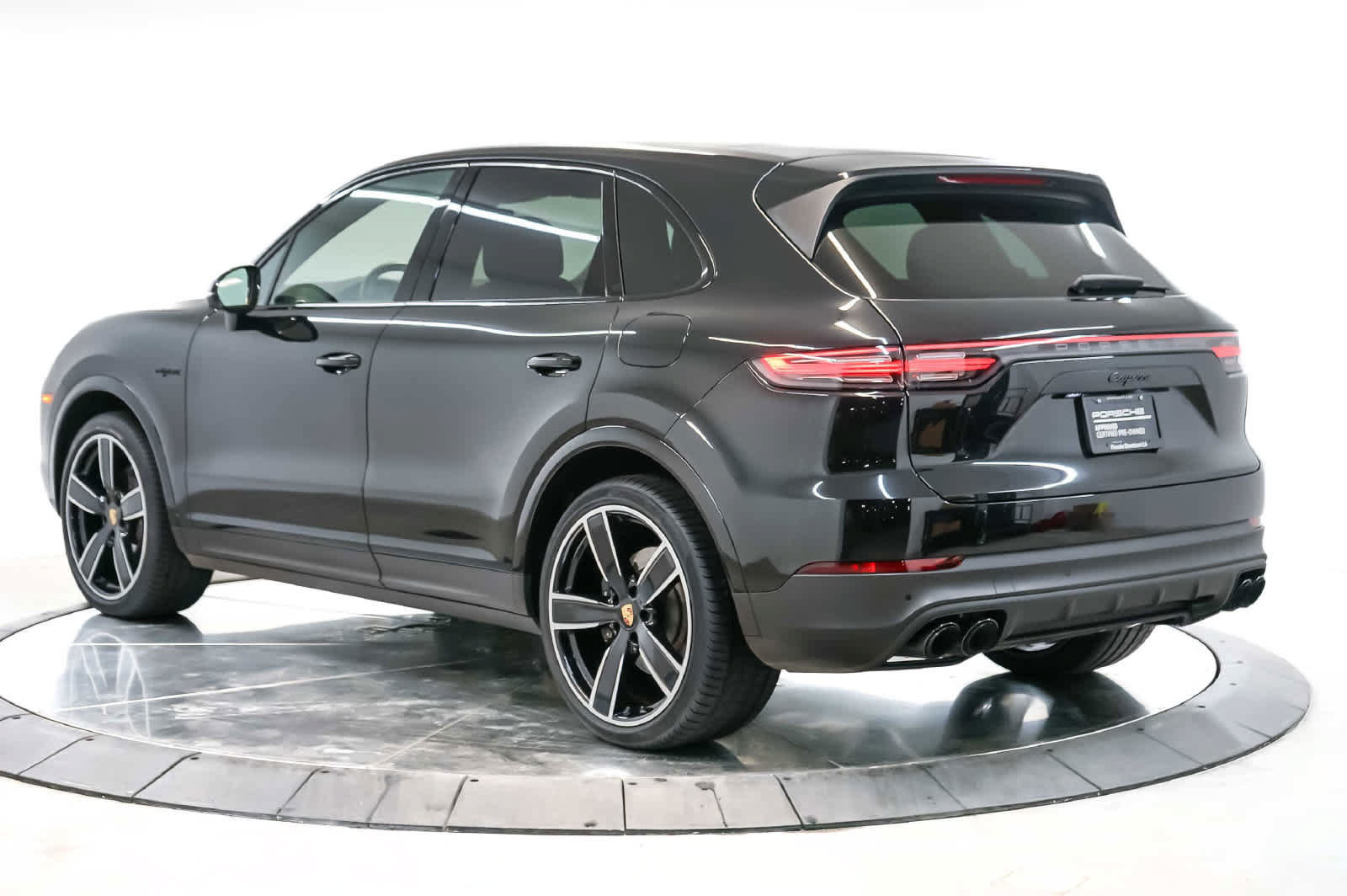 Certified 2023 Porsche Cayenne Platinum Edition AWD/4WD image 3