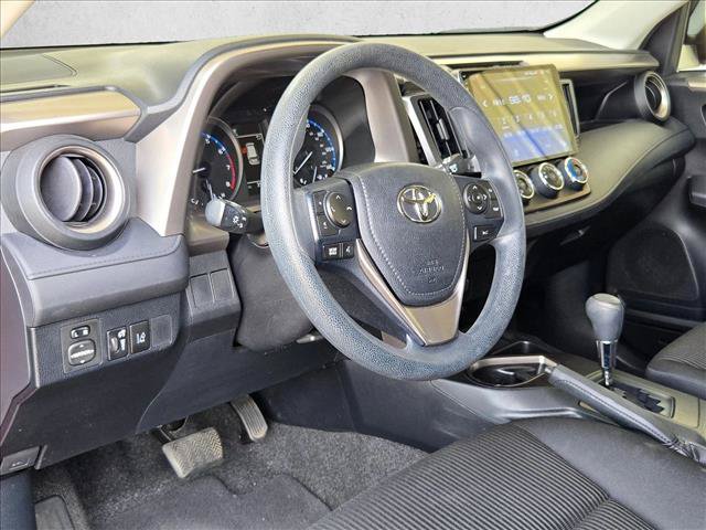 Used 2018 Toyota RAV4 LE FWD image 9