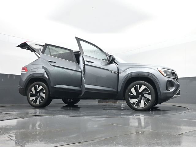 Used 2025 Volkswagen Atlas Cross Sport SE image 33