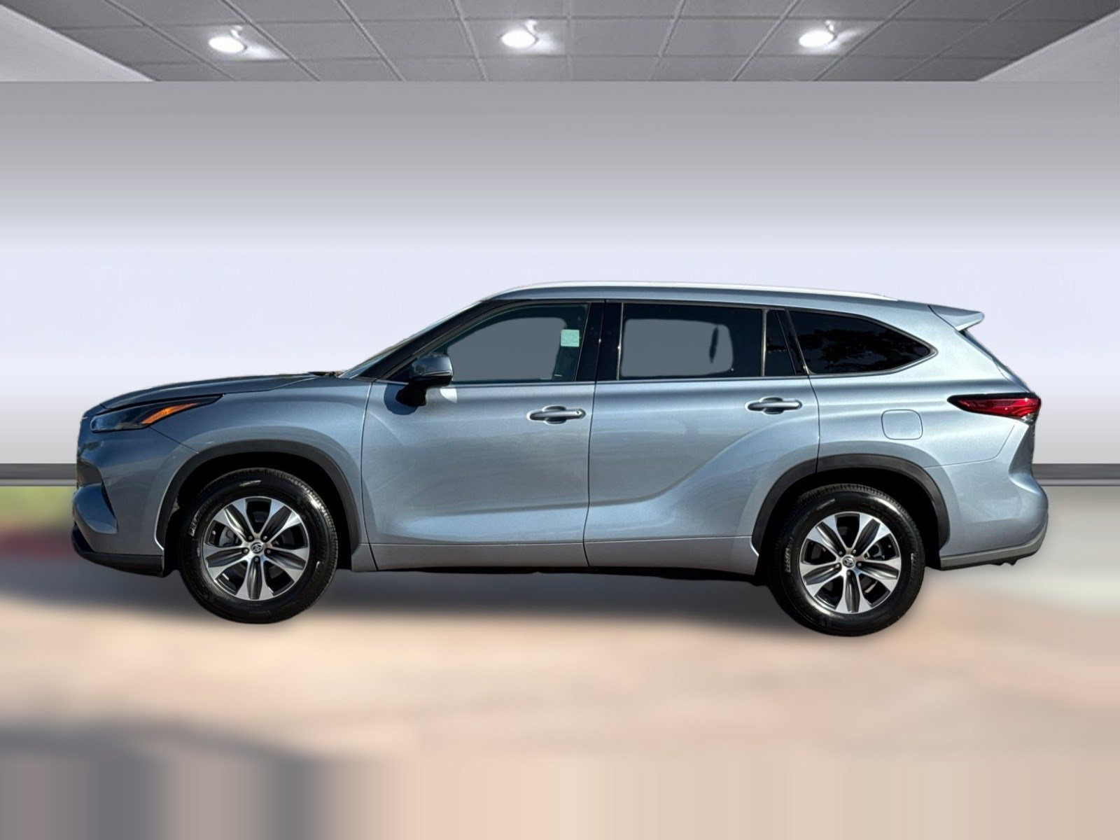 Used 2022 Toyota Highlander XLE FWD image 2