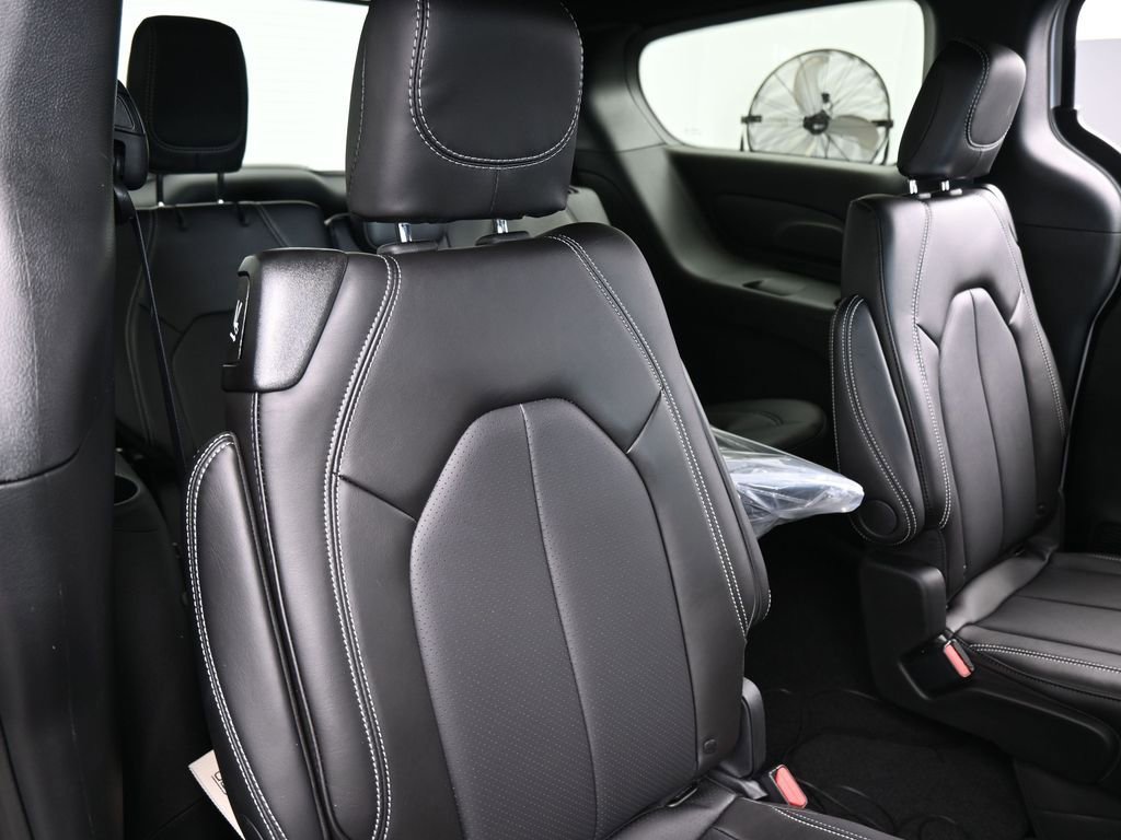 New 2026 Chrysler Pacifica Select image 33