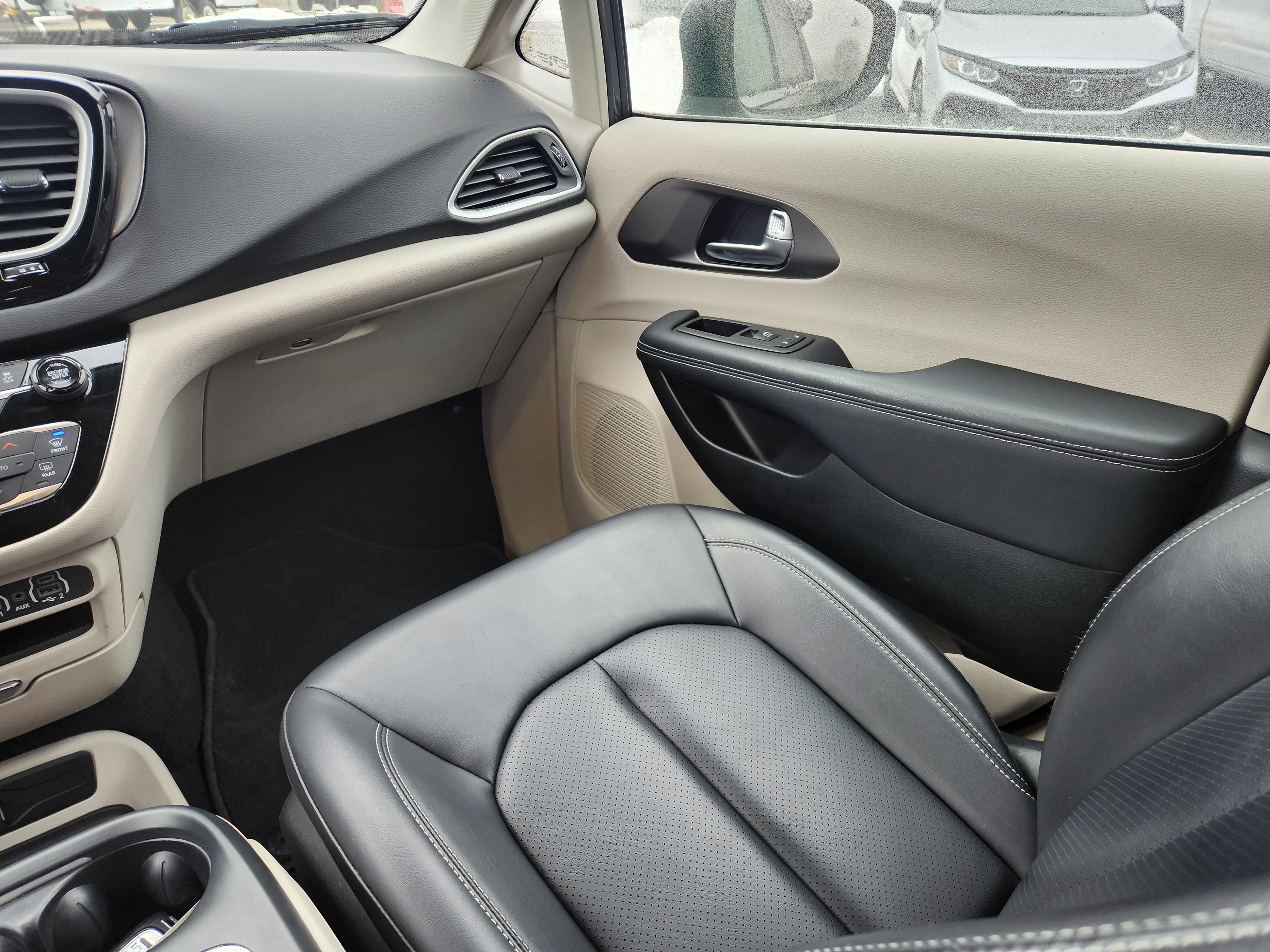 Used 2023 Chrysler Pacifica Touring-L image 19