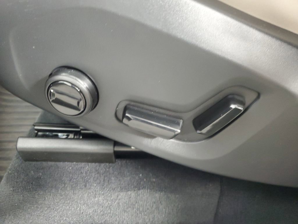 Certified 2026 Volvo XC90 B6 Plus w/ Protection Package Premier image 24