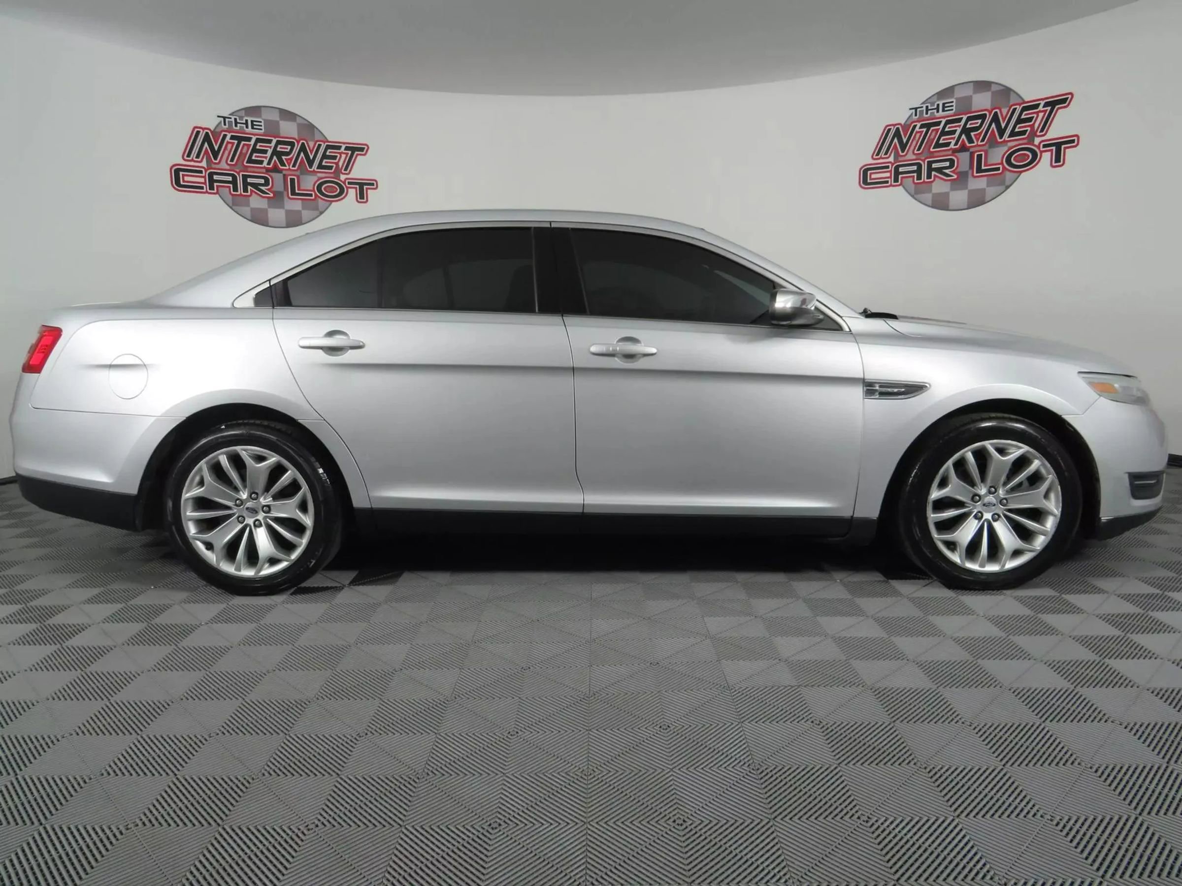 Used 2018 Ford Taurus Limited image 8