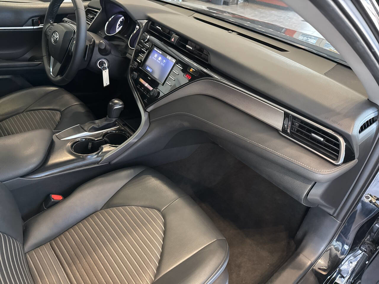 Used 2020 Toyota Camry SE w/ Phone Cable & Charge Package image 33