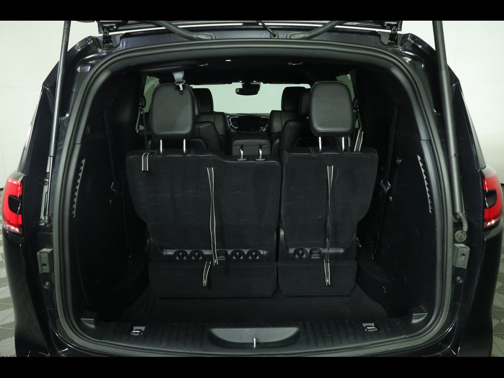 Used 2025 Chrysler Pacifica Select image 12