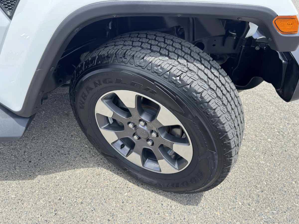 Used 2018 Jeep Wrangler Unlimited Sahara w/ LED Lighting Group AWD/4WD image 38