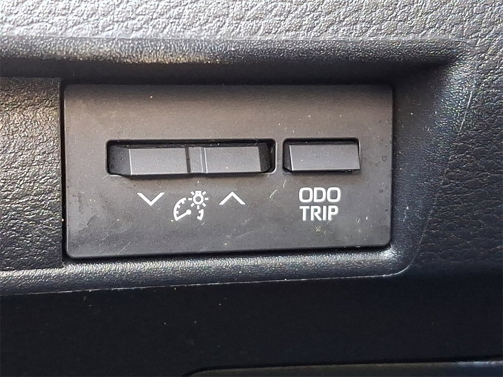 Used 2023 Toyota Sienna Platinum image 25