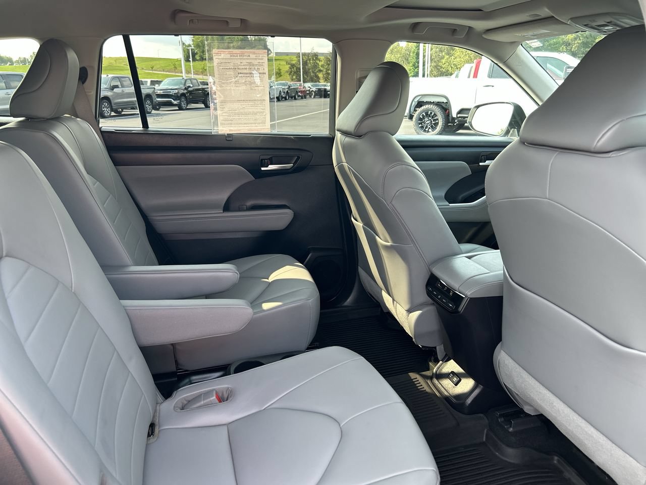 Used 2021 Toyota Highlander XLE w/ Protection Package #3 (TMS) AWD/4WD image 18