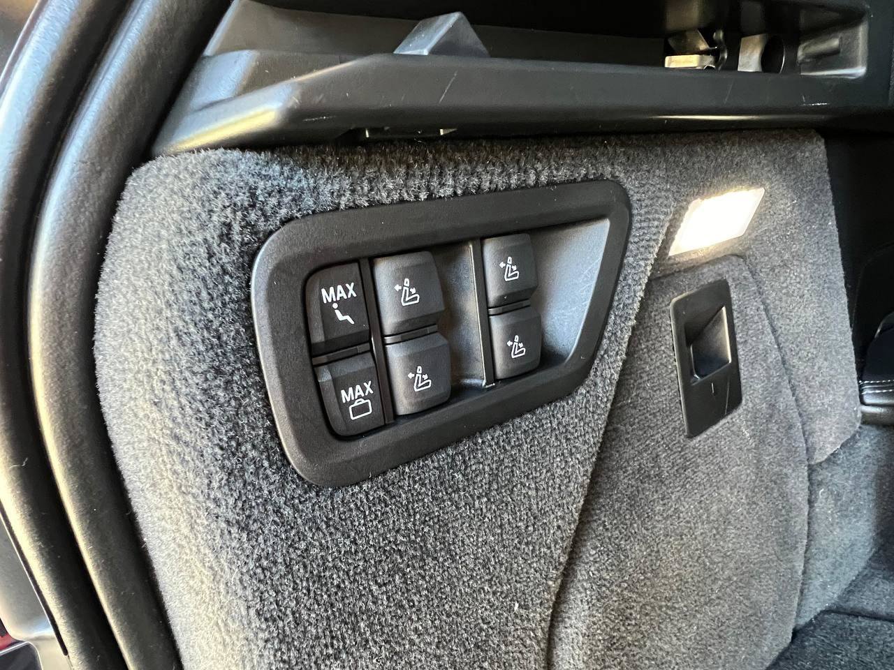 Used 2020 BMW X7 M50i w/ Executive Package image 37