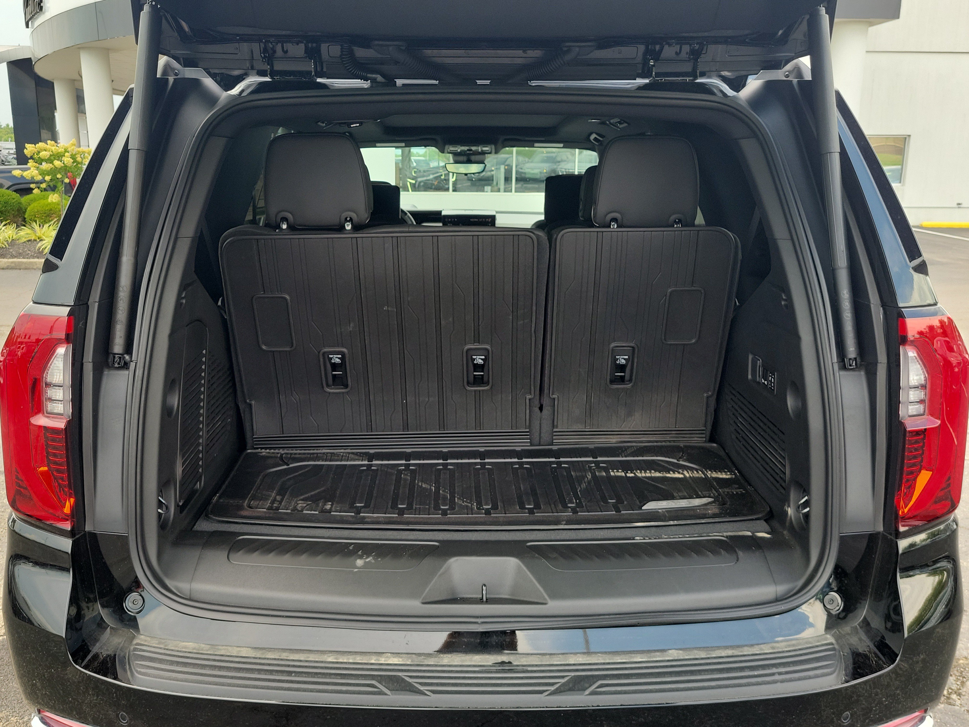 Used 2026 GMC Yukon Elevation w/ Elevation Premium Package AWD/4WD image 7