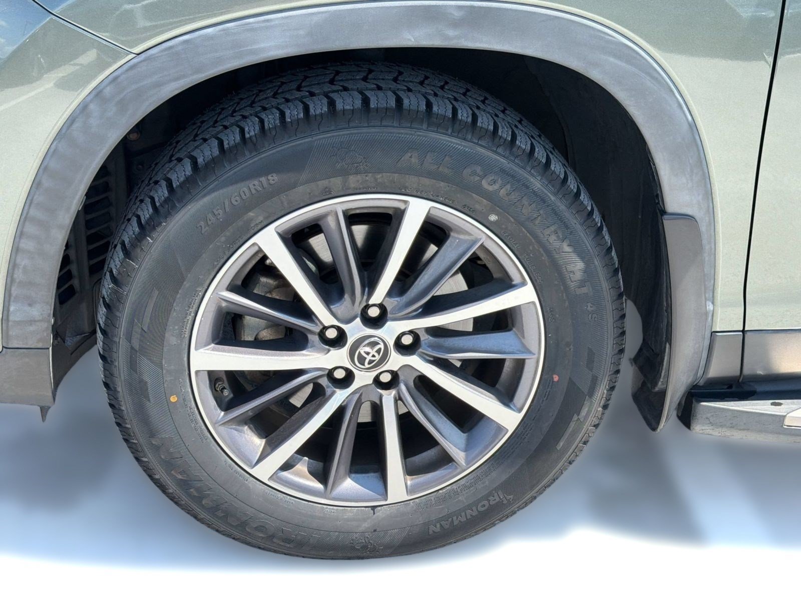 Used 2019 Toyota Highlander XLE FWD image 11