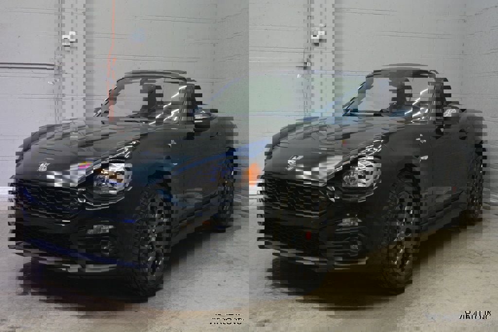 Used 2017 FIAT 124 Spider Abarth RWD image 2