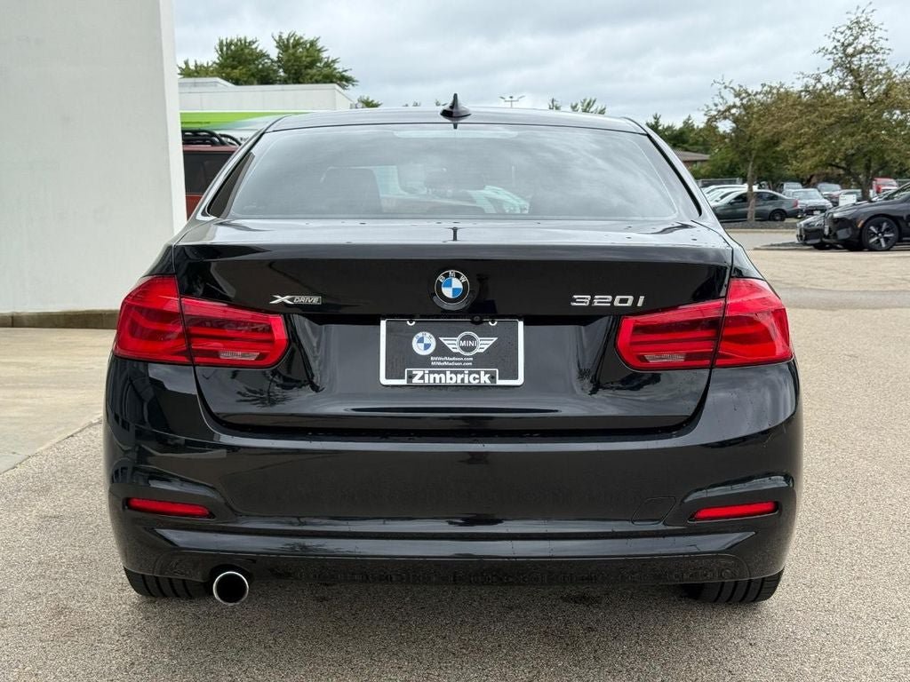 Used 2018 BMW 320i xDrive Sedan AWD/4WD image 4