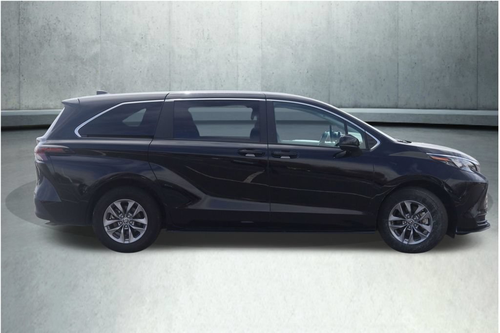 Used 2025 Toyota Sienna LE FWD image 11