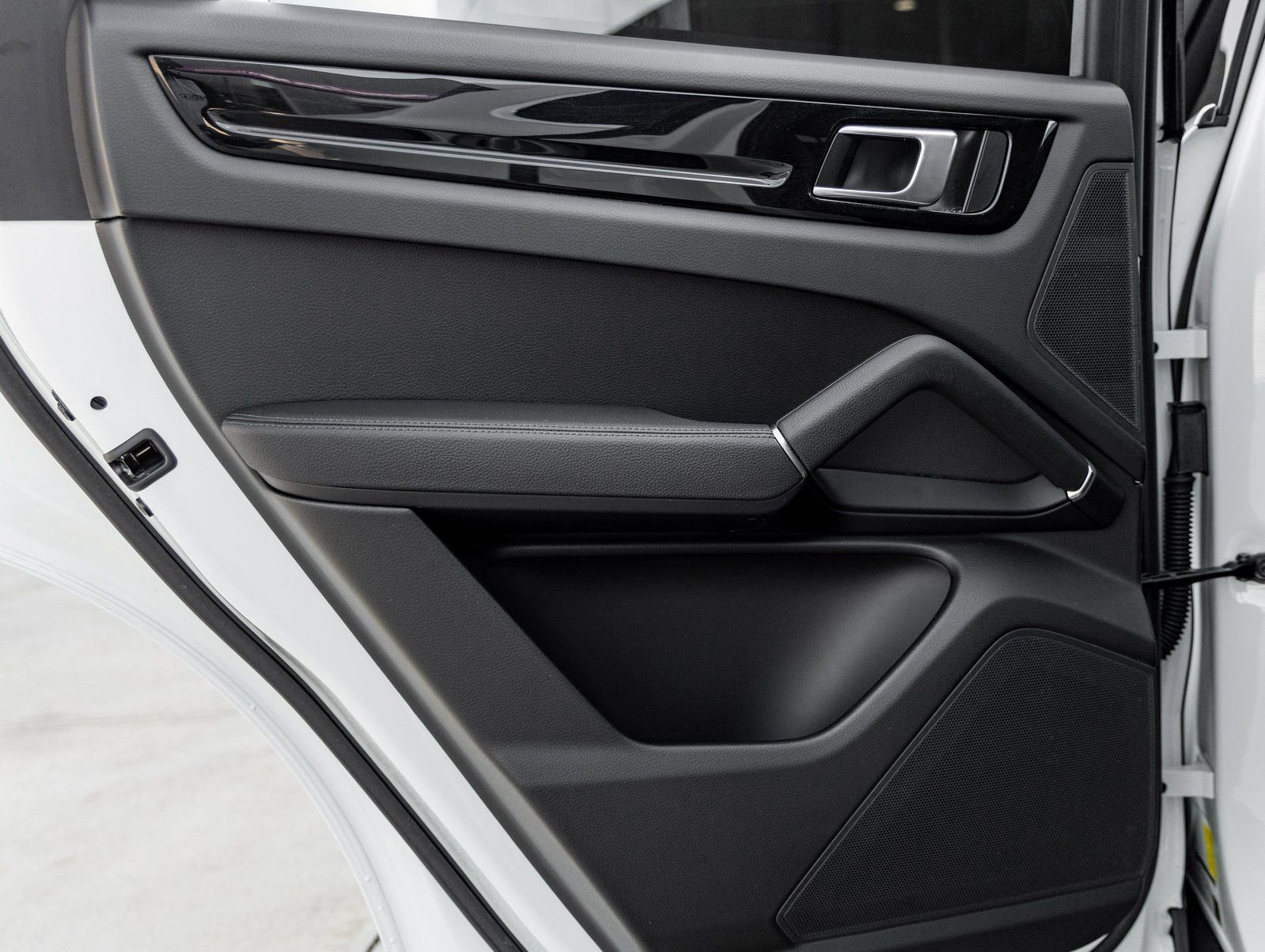 Used 2023 Porsche Cayenne image 32