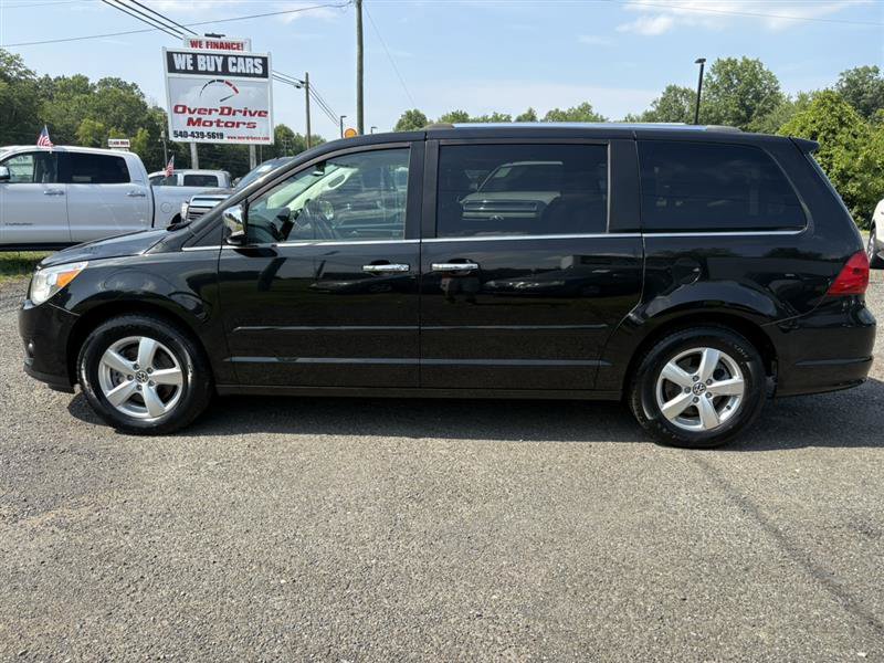 Used 2013 Volkswagen Routan SEL Premium FWD image 2