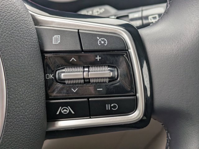 Used 2022 Kia Carnival LX image 23