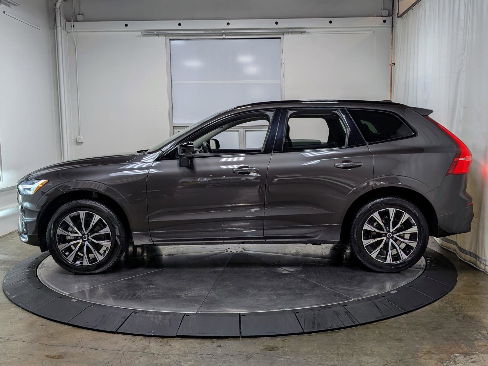 Used 2025 Volvo XC60 B5 Core AWD/4WD image 6