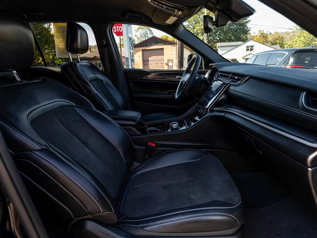 Used 2023 Jeep Grand Cherokee Altitude image 32