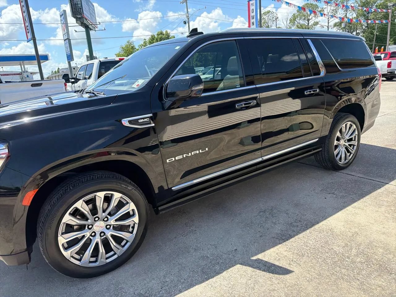 Used 2021 GMC Yukon XL Denali w/ Denali Premium Package RWD image 3