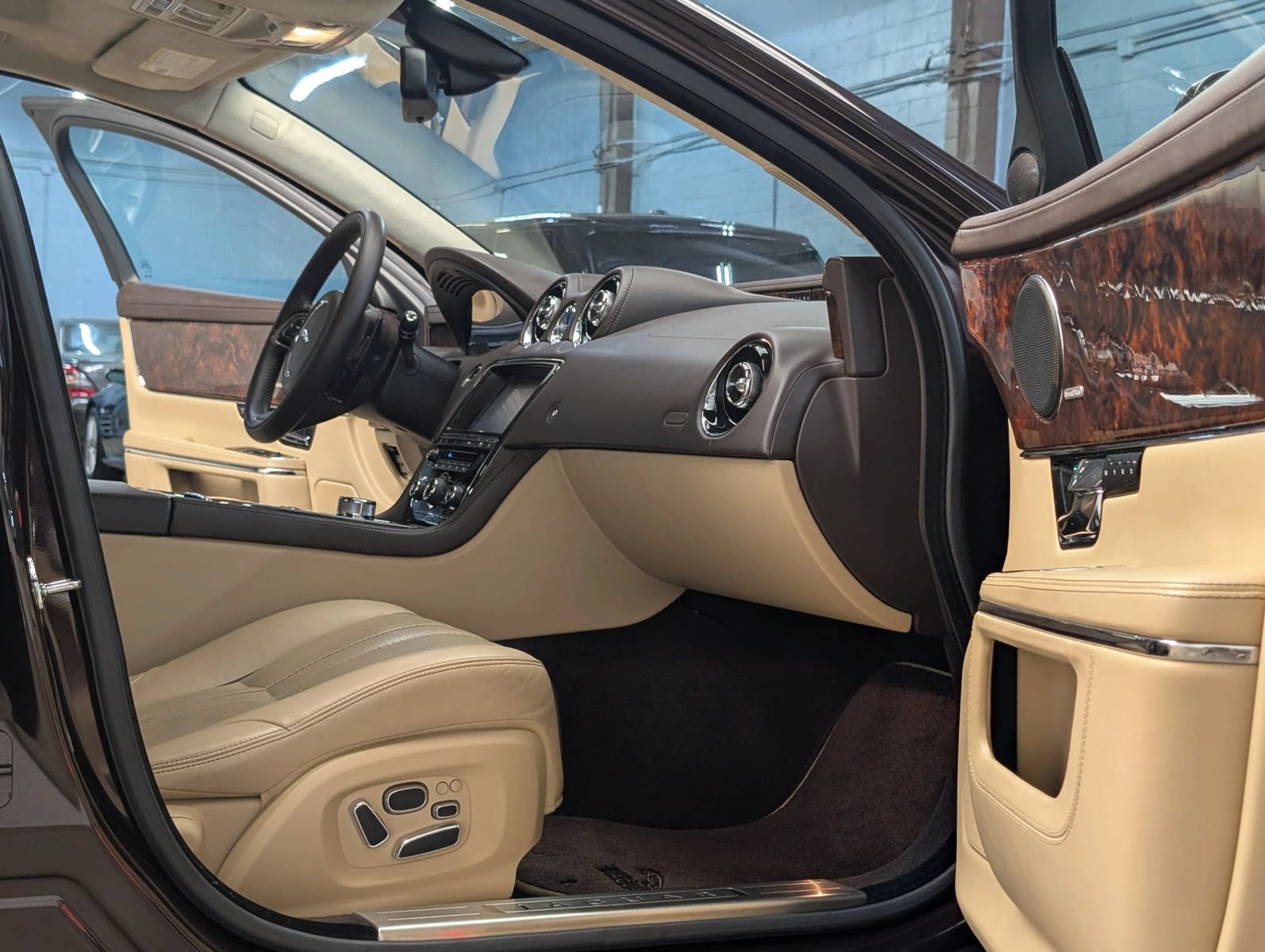 Used 2011 Jaguar XJ L RWD image 30