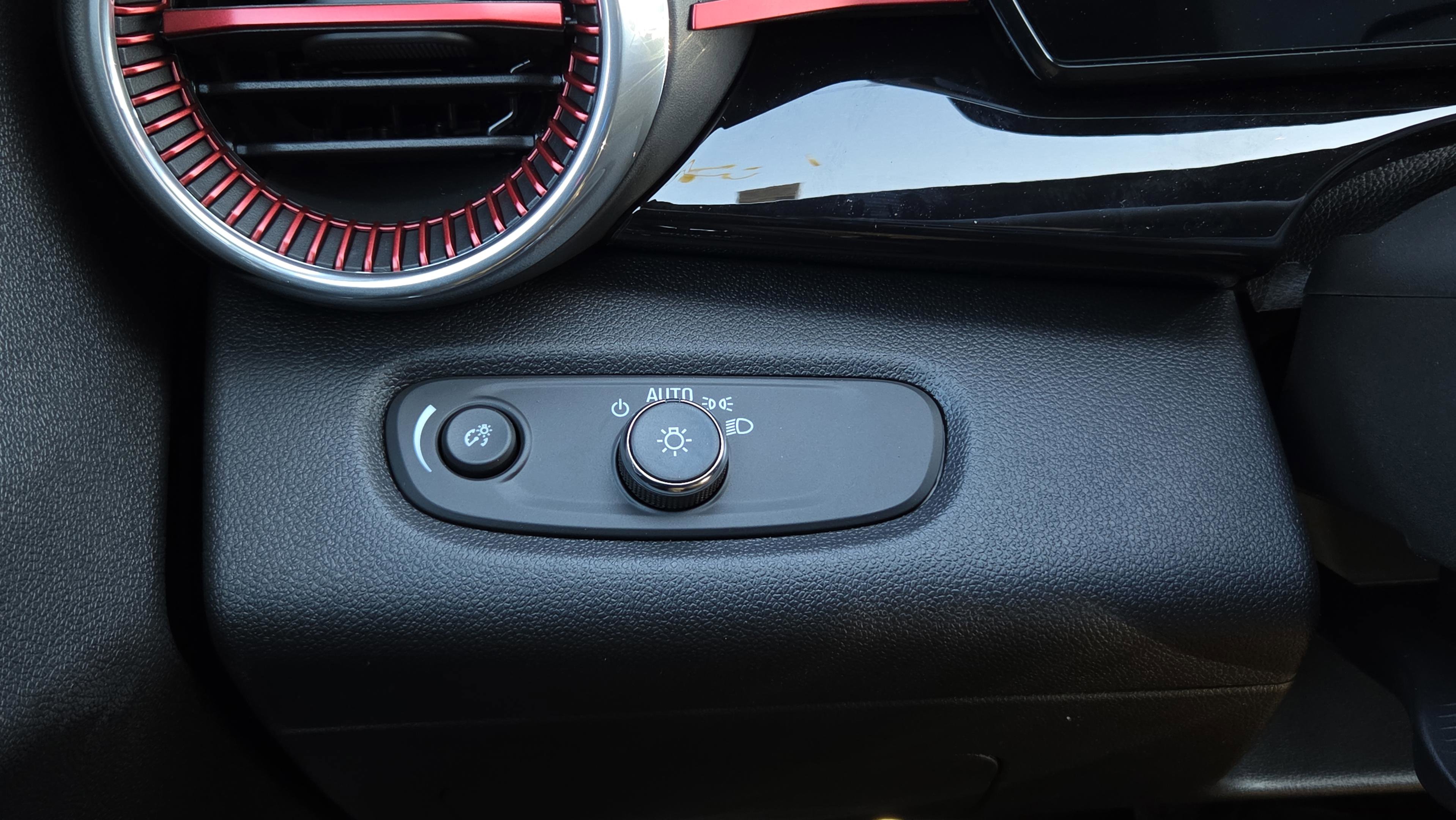 New 2026 Chevrolet Trax RS w/ Driver Confidence Package image 15