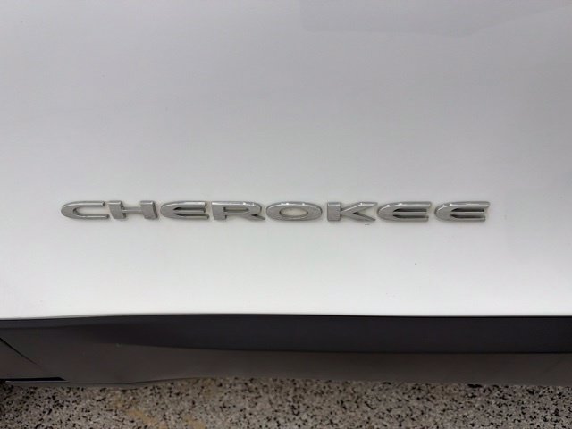 Used 2016 Jeep Cherokee Latitude w/ Safety/Convenience Group FWD image 27