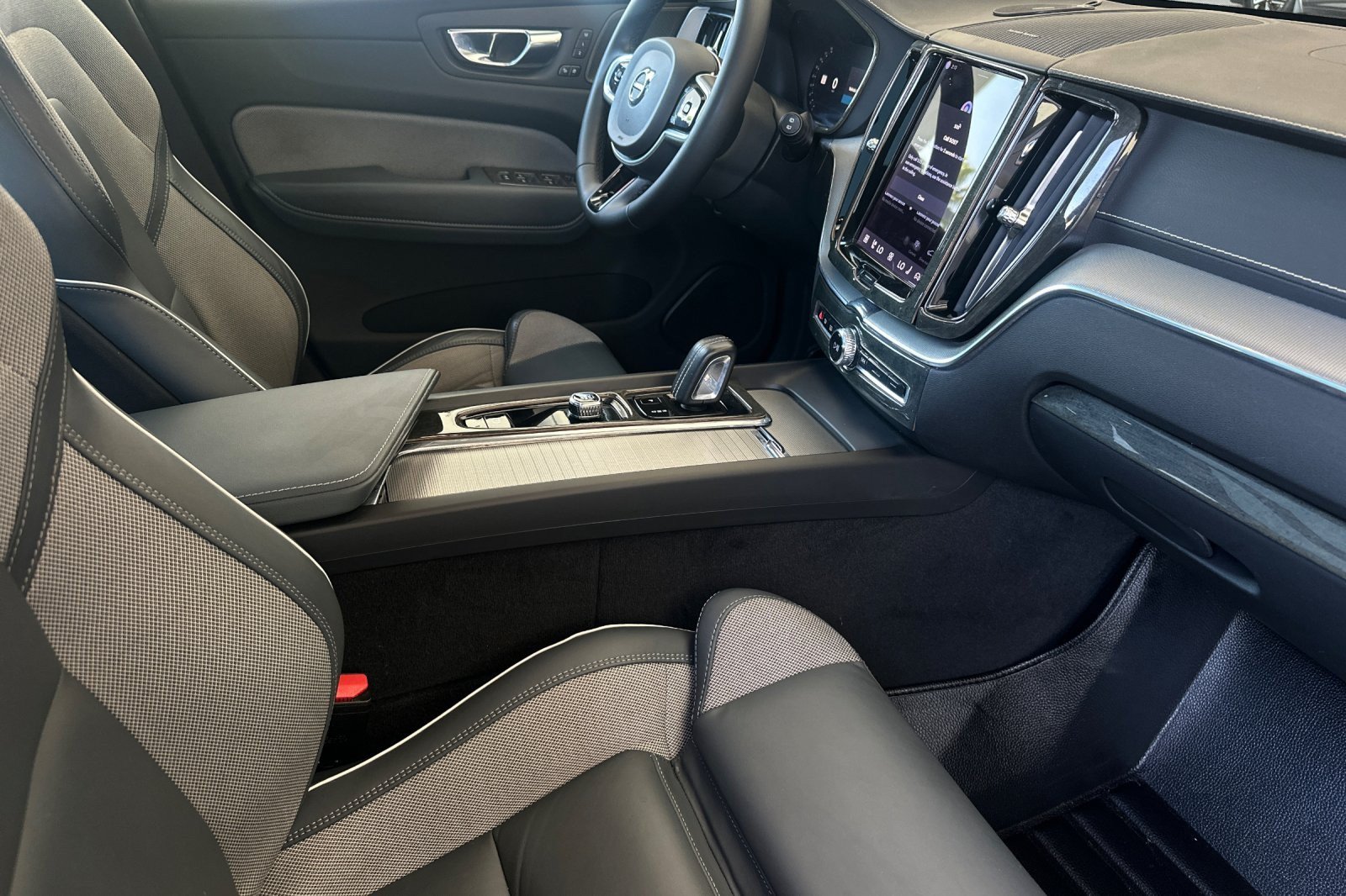 Used 2022 Volvo XC60 T8 R-Design w/ Advanced Package AWD/4WD image 15